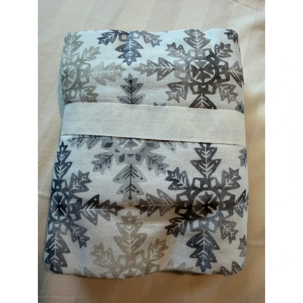 Pottery Barn Frosty Snowflake Standard Pillowcase Set of 2 Grey White 223178